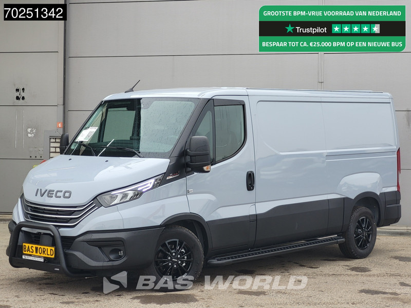 Iveco Daily 35S21 3.0L Automaat Laag dak L2H1 2025model Unieke kleur! LED Navi ACC Camera 8m3 Airco Trekhaak - Furgon: 1 kép. Iveco Daily 35S21 3.0L Automaat Laag dak L2H1 2025model Unieke kleur! LED Navi ACC Camera 8m3 Airco Trekhaak - Furgon: 1 kép.