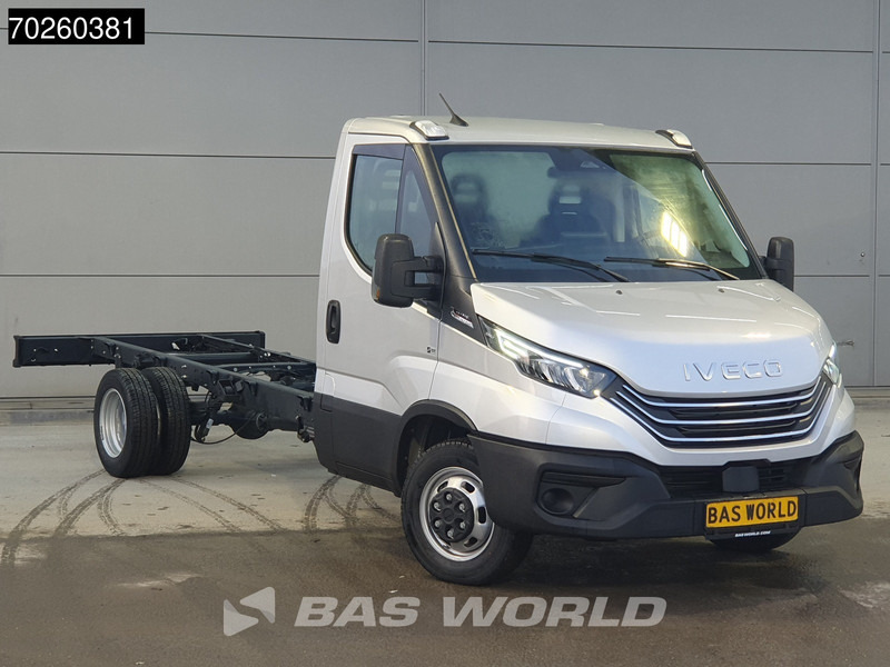 Iveco Daily 35C21 Automaat 410wb Dubbellucht 2025model Chassis Cabine ACC Fahrgestell Airco - Kisteherautó: 2 kép. Iveco Daily 35C21 Automaat 410wb Dubbellucht 2025model Chassis Cabine ACC Fahrgestell Airco - Kisteherautó: 2 kép.