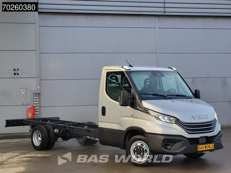 Iveco Daily 35C21 Automaat 410wb Dubbellucht 2025model Chassis Cabine ACC Fahrgestell Airco - Kisteherautó: 2 kép. Iveco Daily 35C21 Automaat 410wb Dubbellucht 2025model Chassis Cabine ACC Fahrgestell Airco - Kisteherautó: 2 kép.