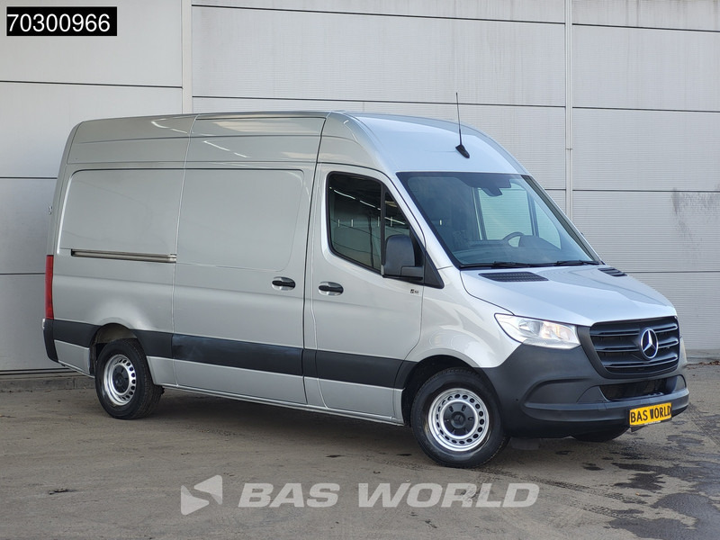 Mercedes-Benz Sprinter 315 CDI Automaat L2H2 150PK Airco Camera Parkeersensoren MBUX CarPlay Euro6 L2 Airco - Kis furgon: 5 kép. Mercedes-Benz Sprinter 315 CDI Automaat L2H2 150PK Airco Camera Parkeersensoren MBUX CarPlay Euro6 L2 Airco - Kis furgon: 5 kép.