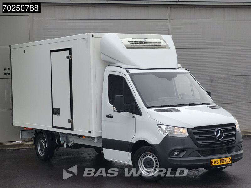 Mercedes-Benz Sprinter 317 CDI Koelwagen Thermo King V-300max 230V stekker Bakwagen Koel Kühlwagen 16m3 Airco Cruise control - Hűtős kisteherautó: 2 kép. Mercedes-Benz Sprinter 317 CDI Koelwagen Thermo King V-300max 230V stekker Bakwagen Koel Kühlwagen 16m3 Airco Cruise control - Hűtős kisteherautó: 2 kép.