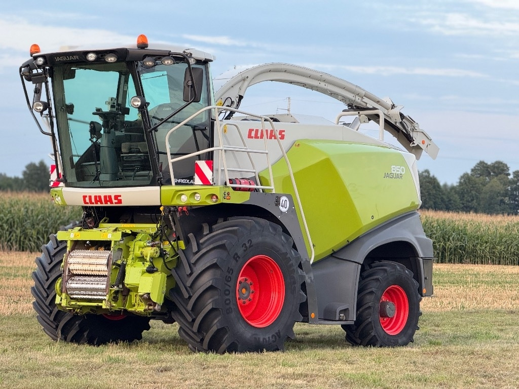 Claas Jaguar 850 Allrad + Kemper 360 PLUS - Önjáró szecskázógép: 1 kép. Claas Jaguar 850 Allrad + Kemper 360 PLUS - Önjáró szecskázógép: 1 kép.