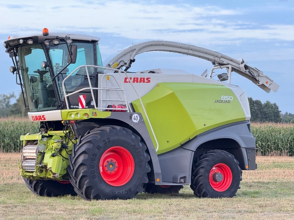 Claas Jaguar 850 Allrad + Kemper 360 PLUS - Önjáró szecskázógép: 2 kép. Claas Jaguar 850 Allrad + Kemper 360 PLUS - Önjáró szecskázógép: 2 kép.
