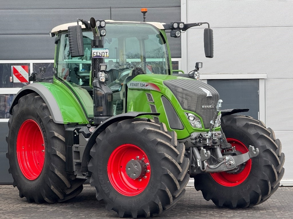 Fendt 724 S4 Profi Plus - Traktor: 2 kép. Fendt 724 S4 Profi Plus - Traktor: 2 kép.