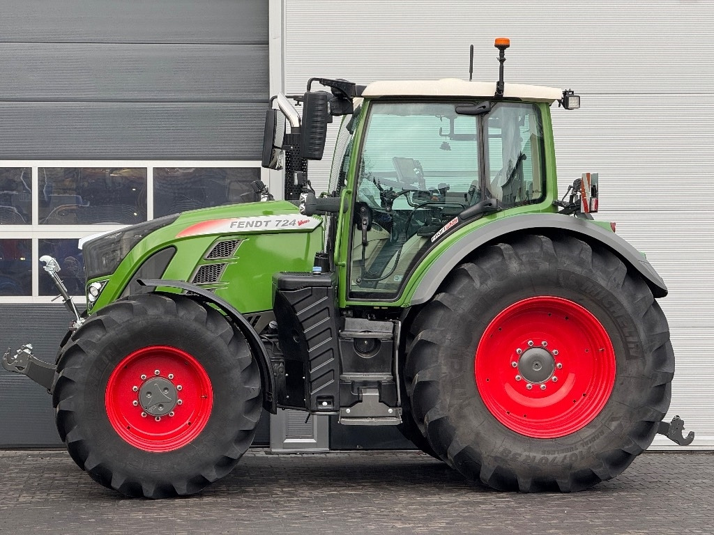 Fendt 724 S4 Profi Plus - Traktor: 5 kép. Fendt 724 S4 Profi Plus - Traktor: 5 kép.