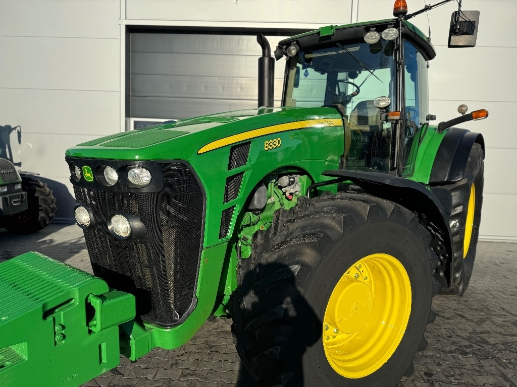 John Deere 8330 AutoPower - Traktor: 3 kép. John Deere 8330 AutoPower - Traktor: 3 kép.