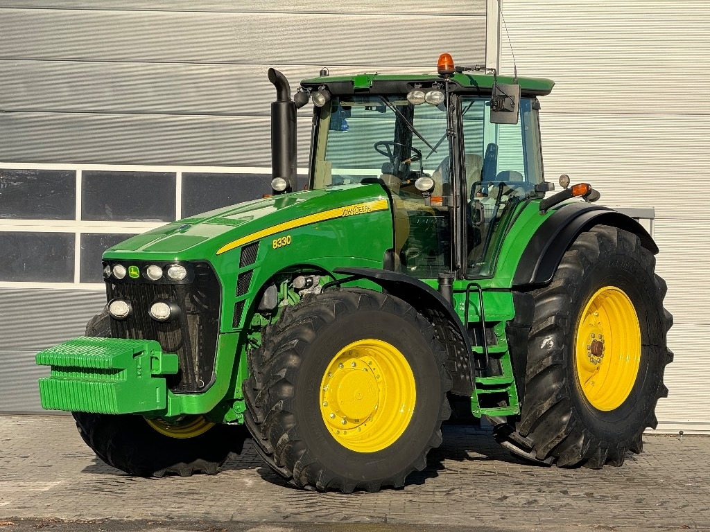 John Deere 8330 AutoPower - Traktor: 2 kép. John Deere 8330 AutoPower - Traktor: 2 kép.