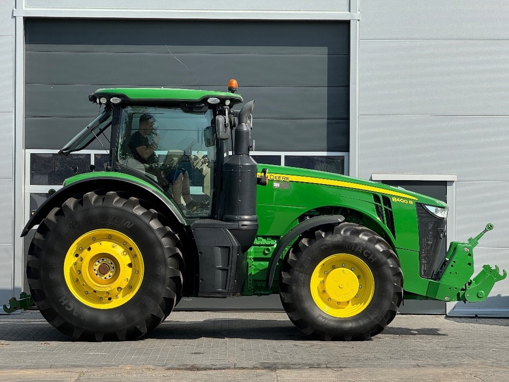 John Deere 8400 R - Traktor: 3 kép. John Deere 8400 R - Traktor: 3 kép.