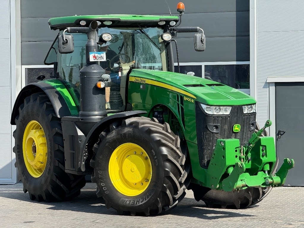 John Deere 8400 R - Traktor: 2 kép. John Deere 8400 R - Traktor: 2 kép.