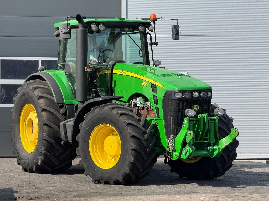 John Deere 8530 AutoPower - Traktor: 1 kép. John Deere 8530 AutoPower - Traktor: 1 kép.