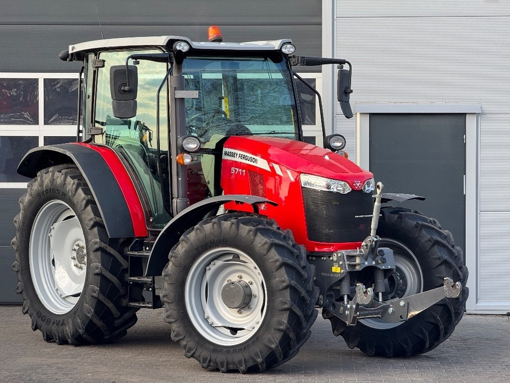 Massey Ferguson 5711 - Traktor: 1 kép. Massey Ferguson 5711 - Traktor: 1 kép.