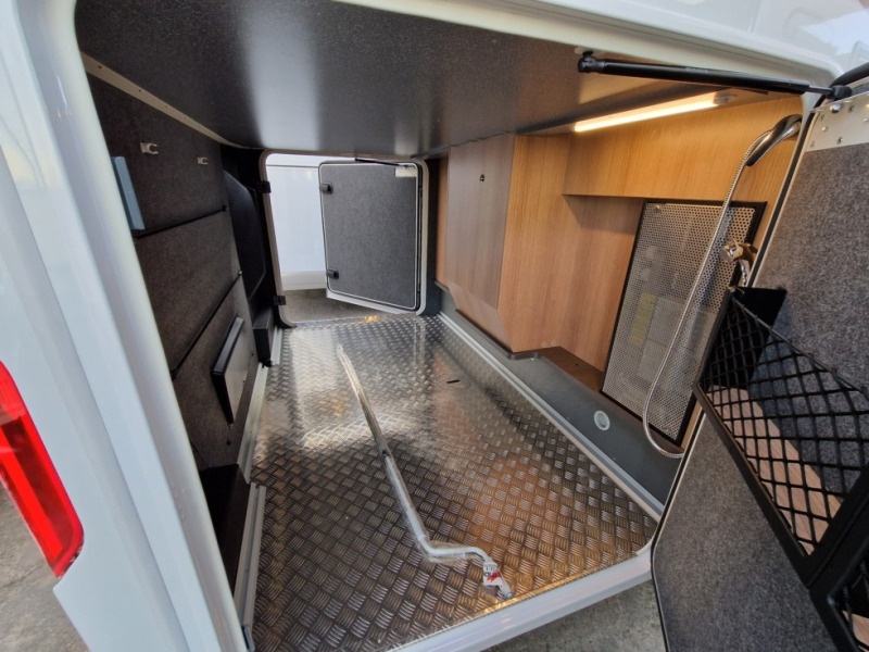 Új Integrált lakóautó Carthago C1 Tourer Edition+ I 149 RB-LE: 17 kép. Új Integrált lakóautó Carthago C1 Tourer Edition+ I 149 RB-LE: 17 kép.