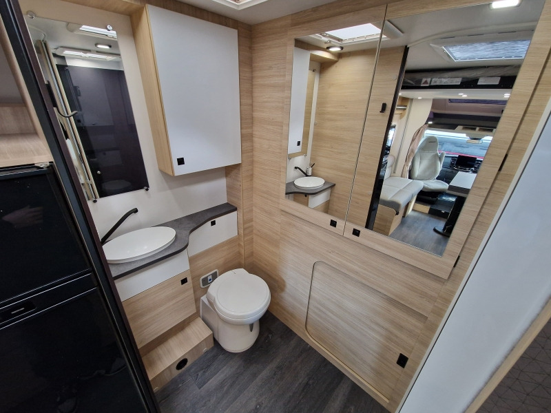 Chausson 640 First Line Ford - Félintegrált lakóautó: 5 kép. Chausson 640 First Line Ford - Félintegrált lakóautó: 5 kép.