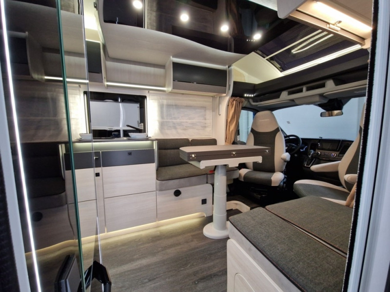 Chausson 788 Titanium Ultimate Ford M24 - Félintegrált lakóautó: 4 kép. Chausson 788 Titanium Ultimate Ford M24 - Félintegrált lakóautó: 4 kép.