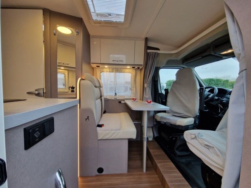 Etrusco V 5.9 DR - Félintegrált lakóautó: 4 kép. Etrusco V 5.9 DR - Félintegrált lakóautó: 4 kép.