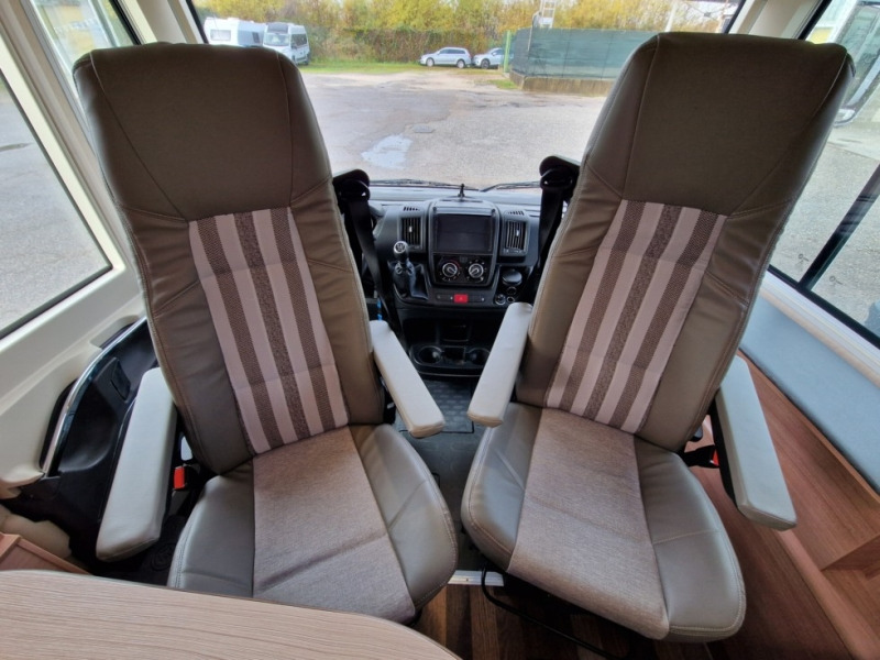 Knaus Sky I 650 MG - Integrált lakóautó: 4 kép. Knaus Sky I 650 MG - Integrált lakóautó: 4 kép.