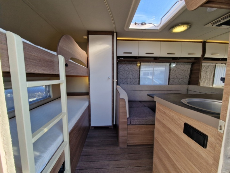Knaus Sport 550 FSK - Lakókocsi: 4 kép. Knaus Sport 550 FSK - Lakókocsi: 4 kép.