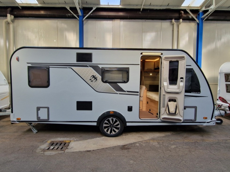 Knaus Sudwind 500 QDK 60° Years - Lakókocsi: 2 kép. Knaus Sudwind 500 QDK 60° Years - Lakókocsi: 2 kép.