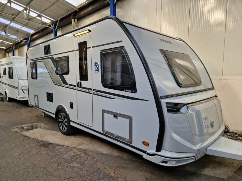Knaus Sudwind 500 QDK 60° Years - Lakókocsi: 1 kép. Knaus Sudwind 500 QDK 60° Years - Lakókocsi: 1 kép.