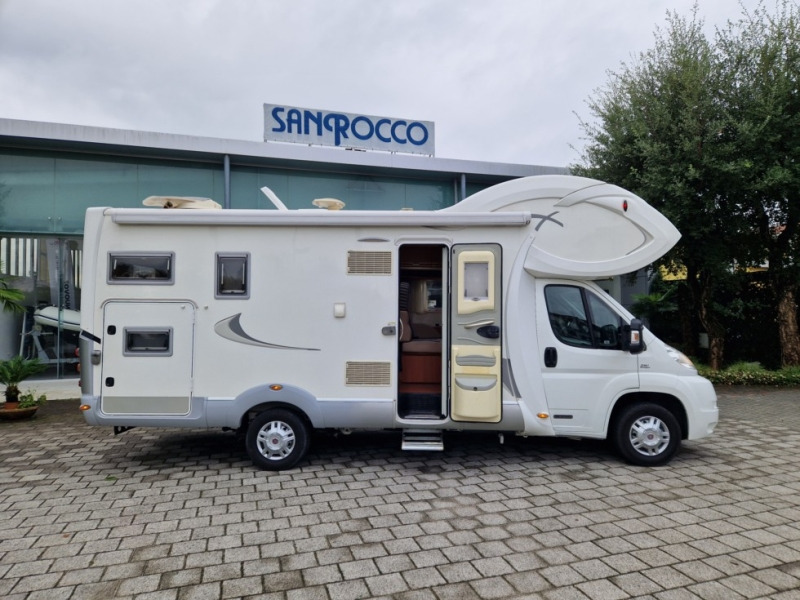 Laika X 710 - Alkóvos lakóautó: 2 kép. Laika X 710 - Alkóvos lakóautó: 2 kép.