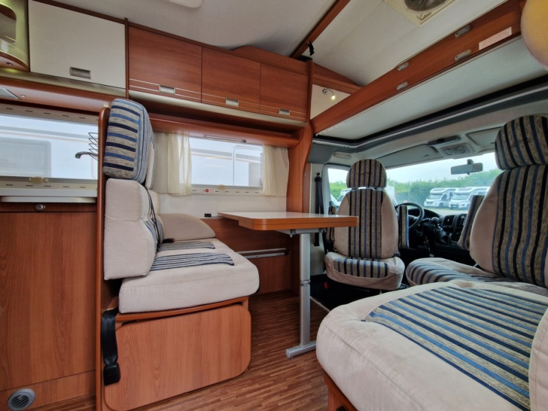 Laika X 710 - Alkóvos lakóautó: 4 kép. Laika X 710 - Alkóvos lakóautó: 4 kép.