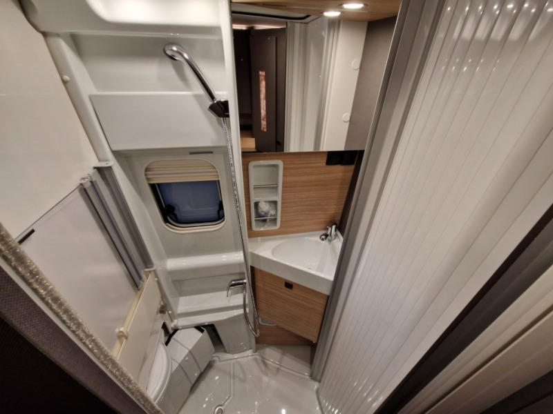 Új Integrált lakóautó Malibu Van First Class two rooms GT Skyview 640 LE RB: 15 kép.