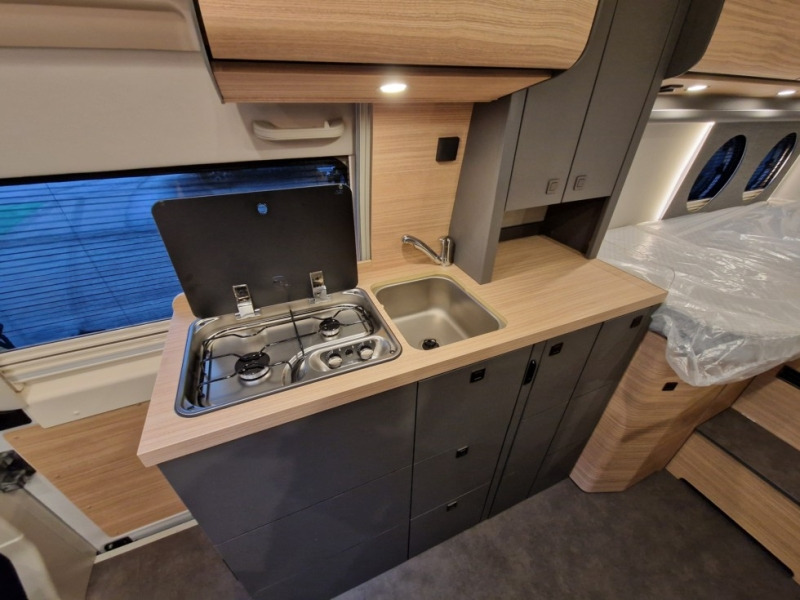 Új Integrált lakóautó Malibu Van First Class two rooms GT Skyview 640 LE RB: 12 kép.