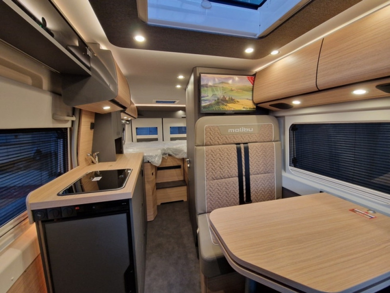 Új Integrált lakóautó Malibu Van First Class two rooms GT Skyview 640 LE RB: 10 kép.