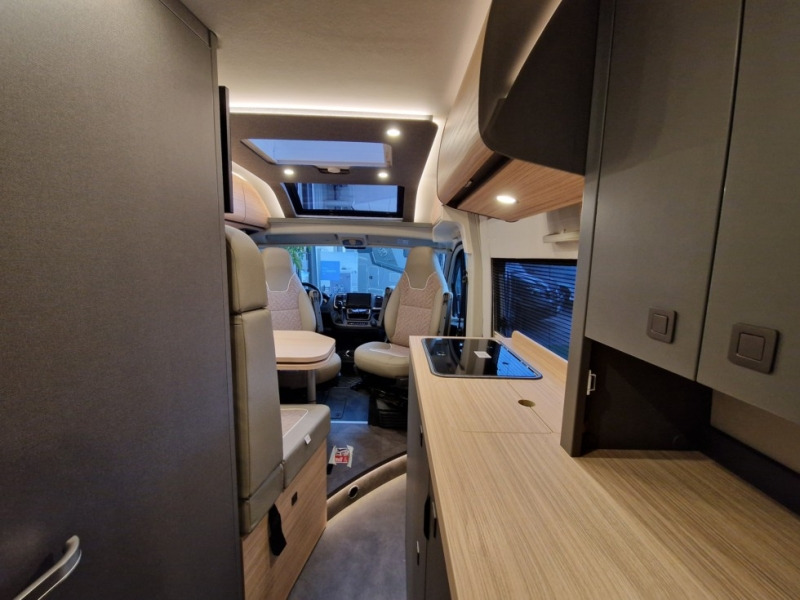 Új Integrált lakóautó Malibu Van First Class two rooms GT Skyview 640 LE RB: 14 kép.