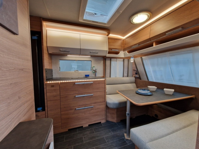 Tabbert Da Vinci 495 HE 2,3 - Lakókocsi: 4 kép. Tabbert Da Vinci 495 HE 2,3 - Lakókocsi: 4 kép.