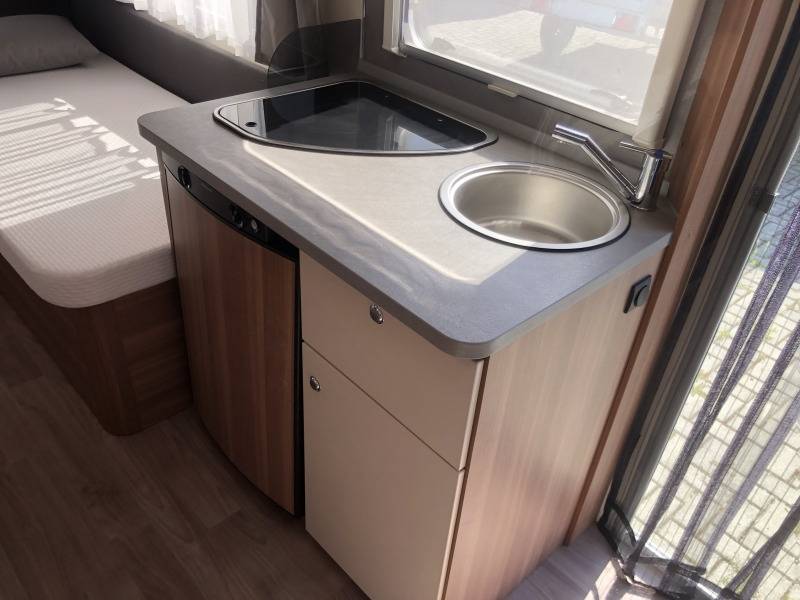 WEINSBERG CARAONE 480 EU - Lakókocsi: 4 kép. WEINSBERG CARAONE 480 EU - Lakókocsi: 4 kép.