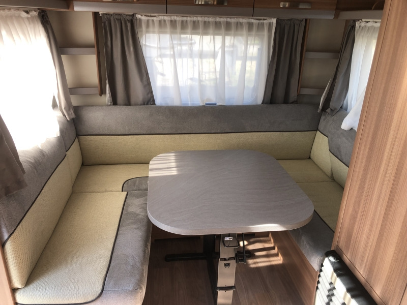 WEINSBERG CARAONE 480 EU - Lakókocsi: 3 kép. WEINSBERG CARAONE 480 EU - Lakókocsi: 3 kép.