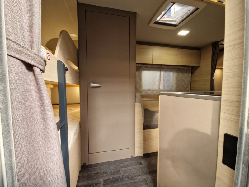 Weinsberg CaraCito 470 QDK - Lakókocsi: 5 kép. Weinsberg CaraCito 470 QDK - Lakókocsi: 5 kép.