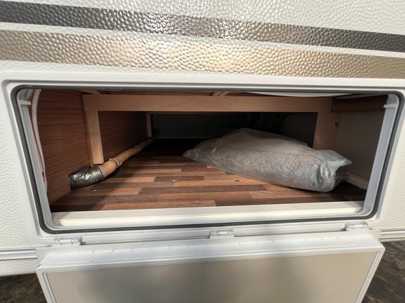 Weinsberg CaraOne 480 QDK - Lakókocsi: 3 kép. Weinsberg CaraOne 480 QDK - Lakókocsi: 3 kép.