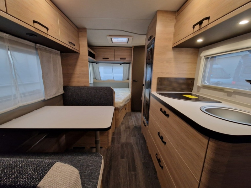 Weinsberg CaraOne 500 FDK - Lakókocsi: 5 kép. Weinsberg CaraOne 500 FDK - Lakókocsi: 5 kép.