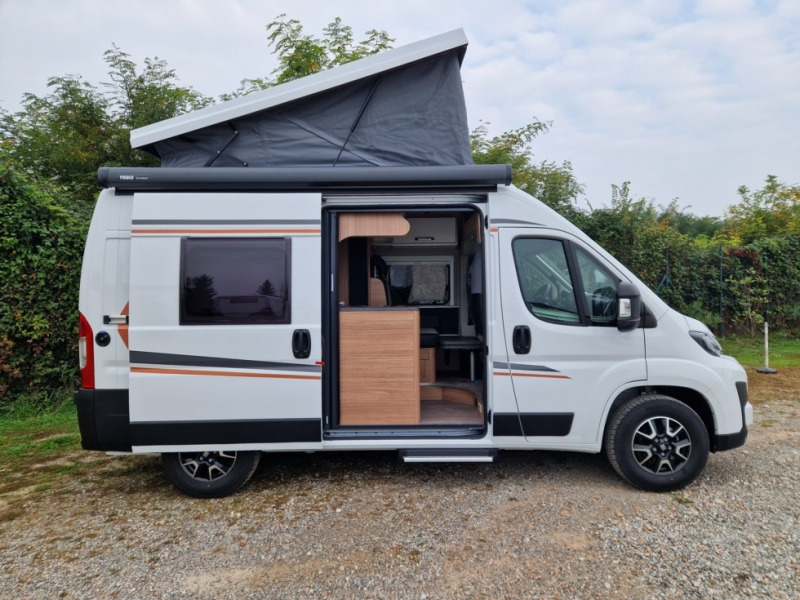 Weinsberg Carabus 540 MQ Edition Fire - Kempingautó: 3 kép. Weinsberg Carabus 540 MQ Edition Fire - Kempingautó: 3 kép.