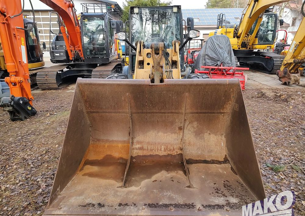 Caterpillar 906M - Gumikerekes homlokrakodó: 4 kép. Caterpillar 906M - Gumikerekes homlokrakodó: 4 kép.