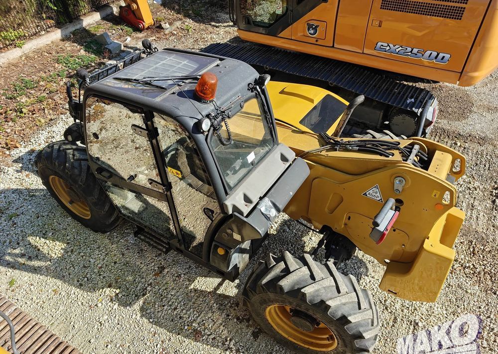 Caterpillar TH407 - Teleszkópos rakodó: 2 kép. Caterpillar TH407 - Teleszkópos rakodó: 2 kép.