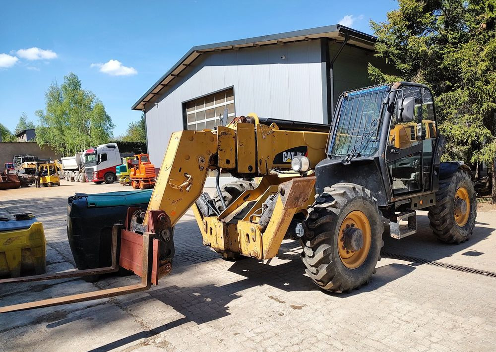 Caterpillar TH417 - Teleszkópos rakodó: 2 kép. Caterpillar TH417 - Teleszkópos rakodó: 2 kép.