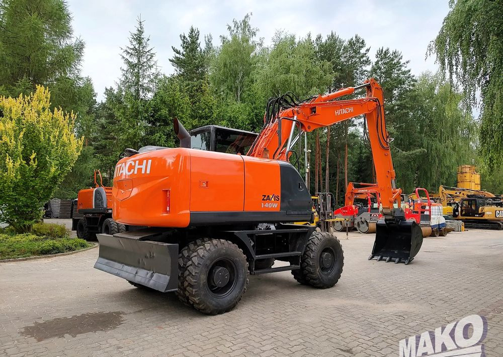 Hitachi ZX 140 - Gumikerekes kotró: 4 kép. Hitachi ZX 140 - Gumikerekes kotró: 4 kép.