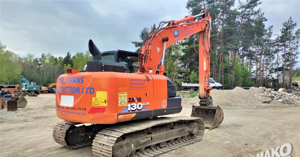Hitachi ZX130 LCN-6 - Lánctalpas kotró: 4 kép. Hitachi ZX130 LCN-6 - Lánctalpas kotró: 4 kép.