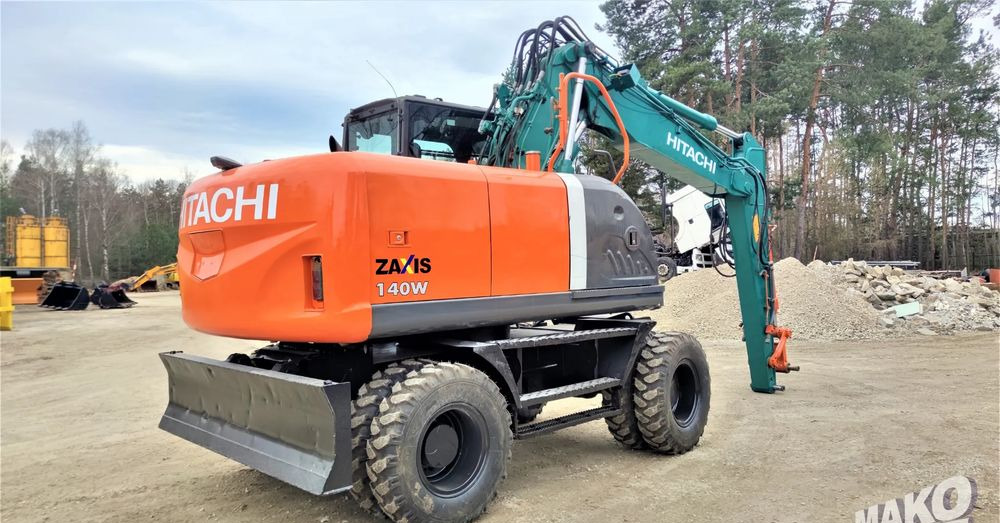 Hitachi ZX140W-3 - Gumikerekes kotró: 4 kép. Hitachi ZX140W-3 - Gumikerekes kotró: 4 kép.