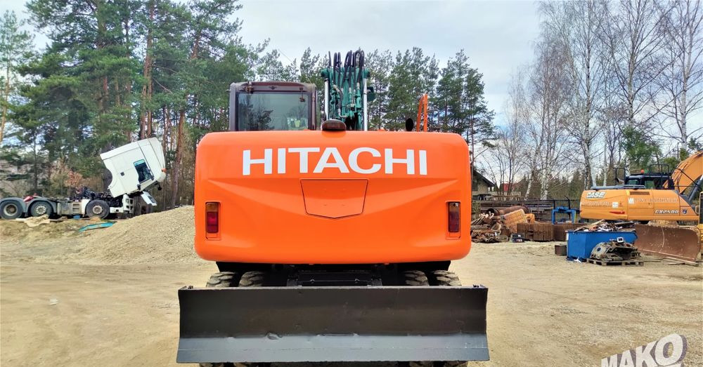 Hitachi ZX140W-3 - Gumikerekes kotró: 3 kép. Hitachi ZX140W-3 - Gumikerekes kotró: 3 kép.