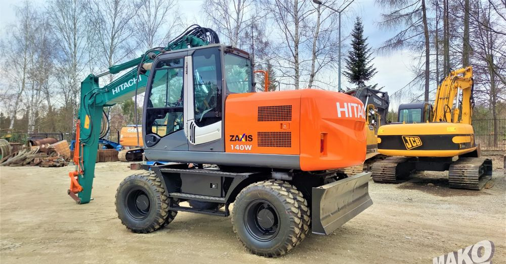 Hitachi ZX140W-3 - Gumikerekes kotró: 2 kép. Hitachi ZX140W-3 - Gumikerekes kotró: 2 kép.