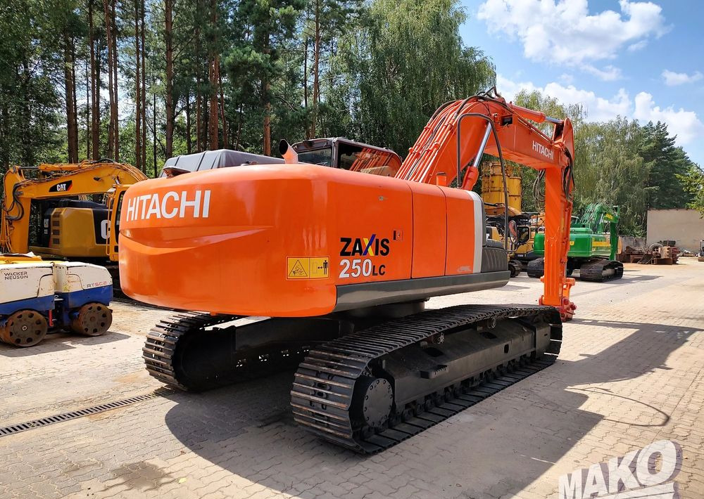 Hitachi ZX250 LCN-3 - Lánctalpas kotró: 5 kép. Hitachi ZX250 LCN-3 - Lánctalpas kotró: 5 kép.
