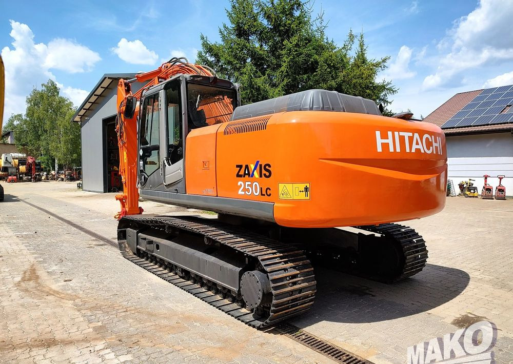 Hitachi ZX250 LCN-3 - Lánctalpas kotró: 3 kép. Hitachi ZX250 LCN-3 - Lánctalpas kotró: 3 kép.