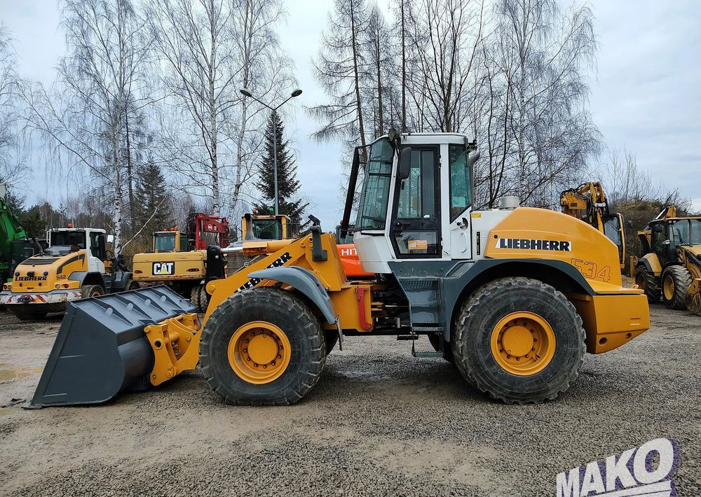 Liebherr L534 - Gumikerekes homlokrakodó: 2 kép. Liebherr L534 - Gumikerekes homlokrakodó: 2 kép.