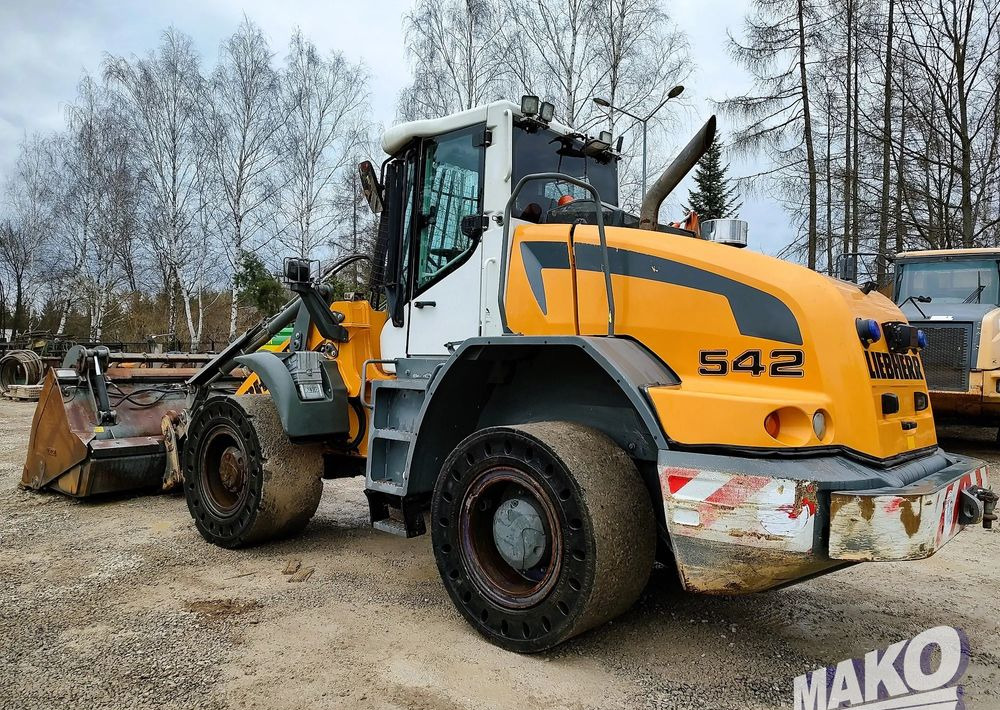 Liebherr L542 - Gumikerekes homlokrakodó: 3 kép. Liebherr L542 - Gumikerekes homlokrakodó: 3 kép.