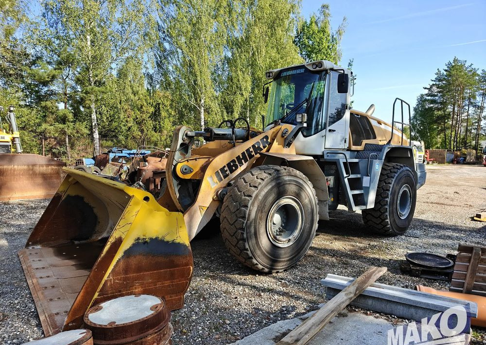 Liebherr L566 - Gumikerekes homlokrakodó: 4 kép. Liebherr L566 - Gumikerekes homlokrakodó: 4 kép.