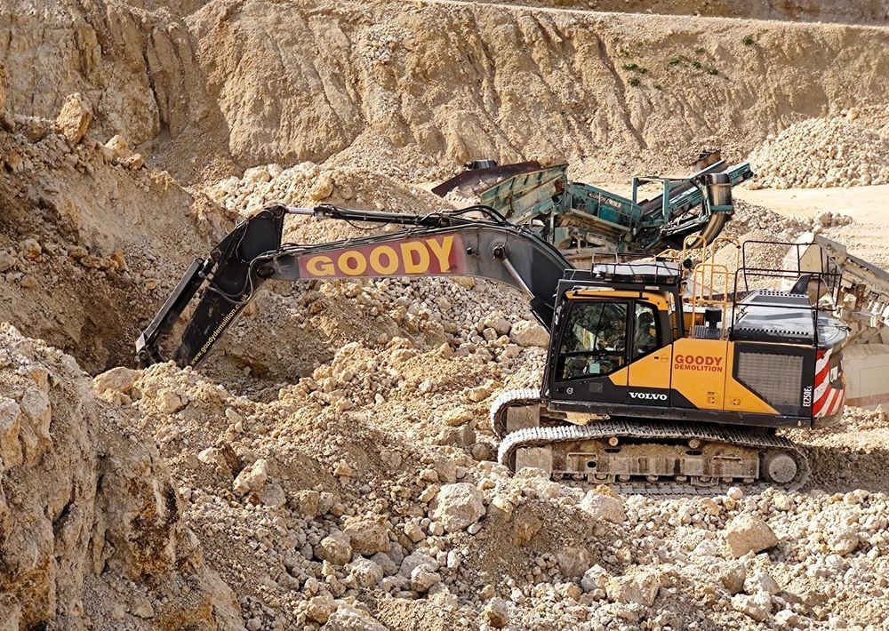 Volvo EC 250 EL - Lánctalpas kotró: 2 kép. Volvo EC 250 EL - Lánctalpas kotró: 2 kép.